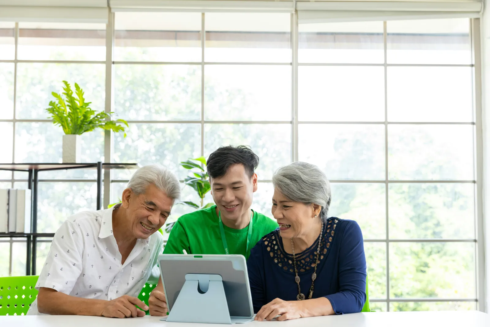 Licensed Medicare specialist meeting with a couple